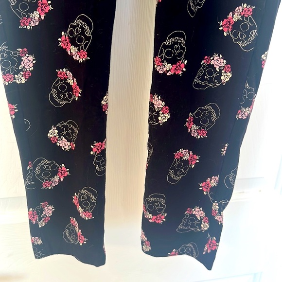Torrid black & pink leggingsSize L, pink flowers crown on skulls design - Picture 6 of 7